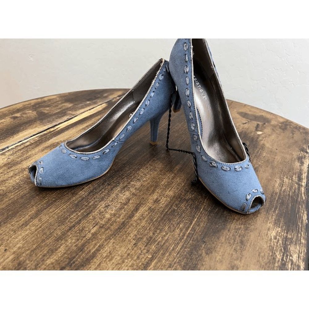 Size
8.5 Blue Suede like man made material Predictions Pumps